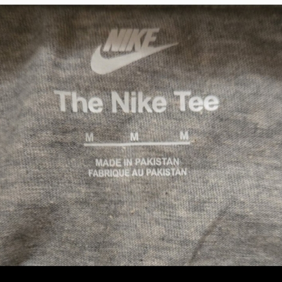 Nike Gray and Red Short Sleeve Tee Mens T Shirt Nwt - Picture 2 of 2
